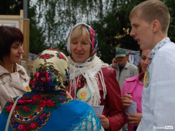 У Луцьку хотіли скласти найдовший рушник, але не змогли. ФОТО 