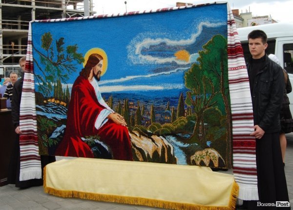 У Луцьку хотіли скласти найдовший рушник, але не змогли. ФОТО 