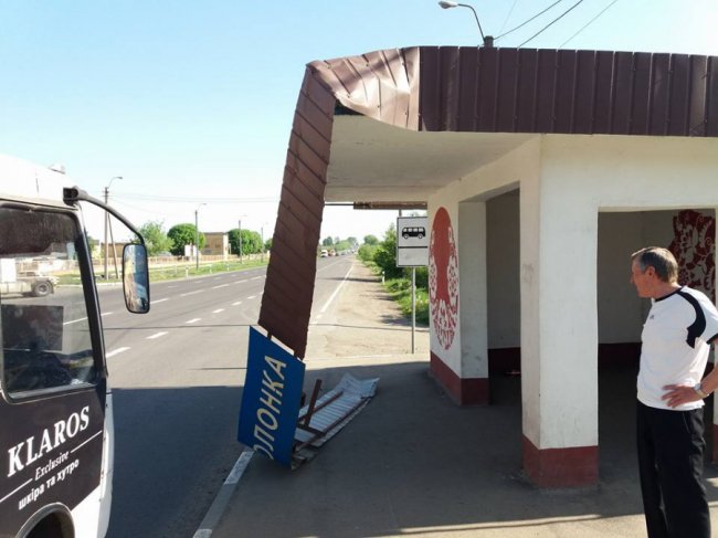 У селі під Луцьком погнулась вивіска зупинки. ФОТО