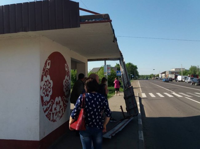 У селі під Луцьком погнулась вивіска зупинки. ФОТО