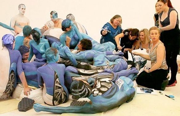 Художниця зробила живий автомобіль з голих людей. ФОТО