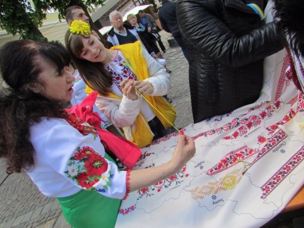 У Львові вишивали найбільшу карту України. ФОТО