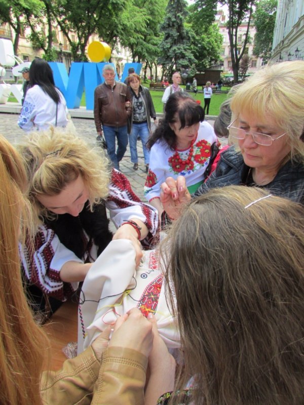 У Львові вишивали найбільшу карту України. ФОТО