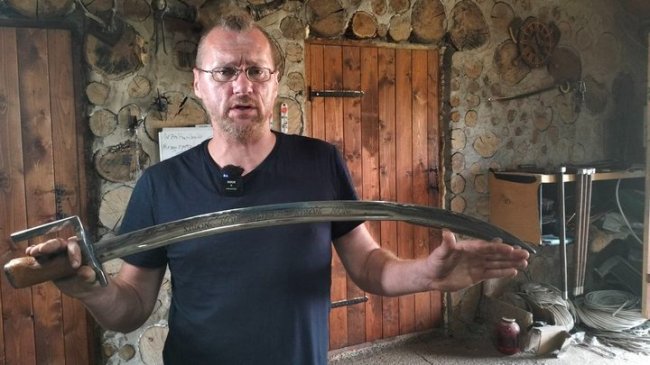 Одна сокира є у Бориса Джонсона, ще дві — у Залужного: ветеран війни з Волині кує холодну зброю. ВІДЕО