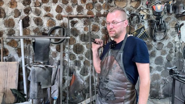 Одна сокира є у Бориса Джонсона, ще дві — у Залужного: ветеран війни з Волині кує холодну зброю. ВІДЕО