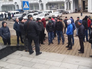 Волиняни під стінами облради вимагають ремонту дороги. ФОТО