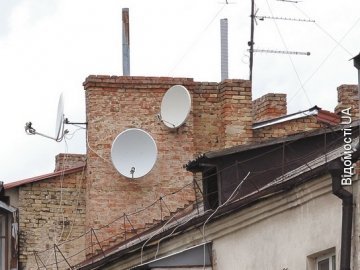 У Луцьку мешканців багатоповерхівок хочуть змусити зняти супутникові антени