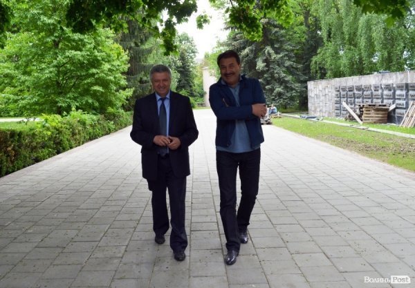 Очільник СБУ на Волині Володимир Мельникович і заступник губернатора Олександр Башкаленко прогулюються меморіалом 15 травня