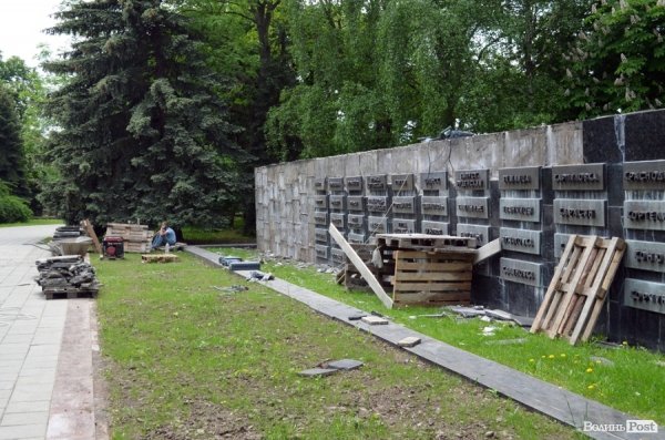 Луцький меморіал знову ремонтують. ФОТО