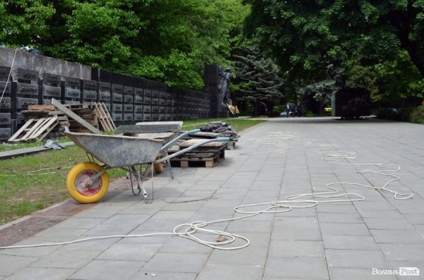 Луцький меморіал знову ремонтують. ФОТО