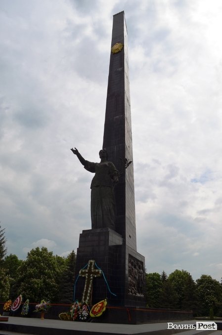 Луцький меморіал знову ремонтують. ФОТО