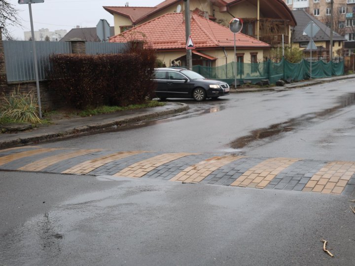 Аварійне перехрестя: у Луцьку встановили «лежачі поліцейські» та змінили схему руху