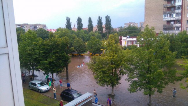  Затопило: лучани після грози перетинають вулиці на човнах