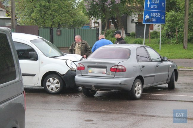 На Волині мінівен зіткнувся з Lanos