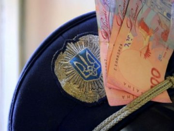Поліцейський з Волині попався на «дерев’яних» хабарах: його чекає суд