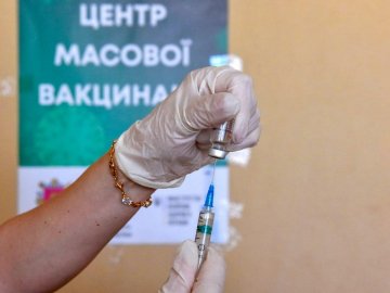 У МОЗ пояснили, чи будуть українцям колоти третю дозу COVID-вакцини