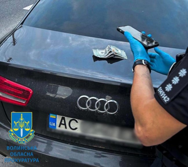 6 тисяч доларів  –  за переправлення за кордон: на Волині викрили злочинну схему втечі ухилянтів з України. ФОТО