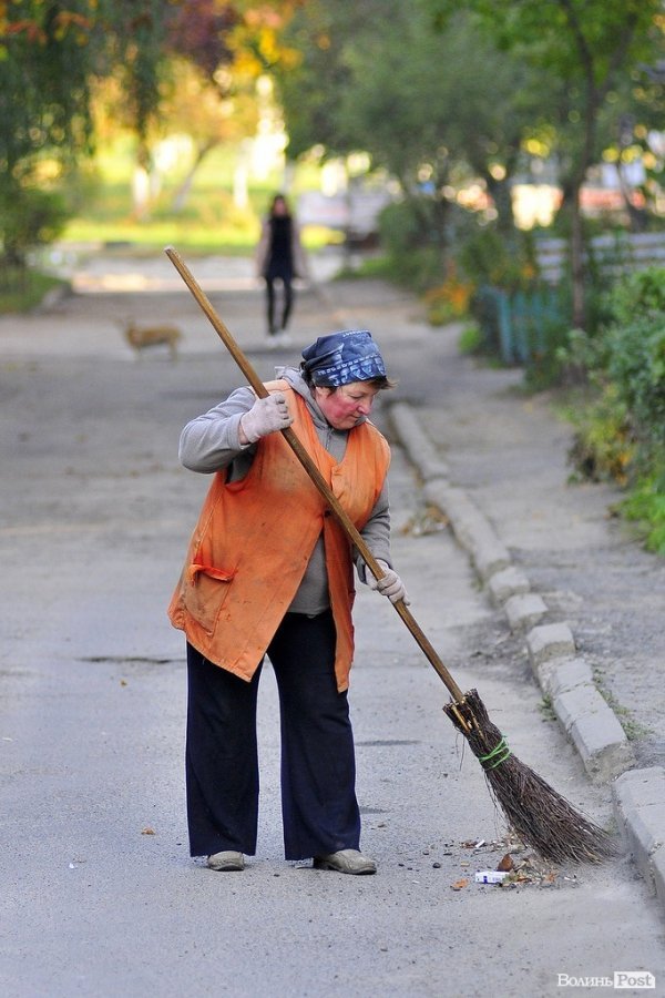 Люди, які прибирають луцькі вулиці. ФОТО