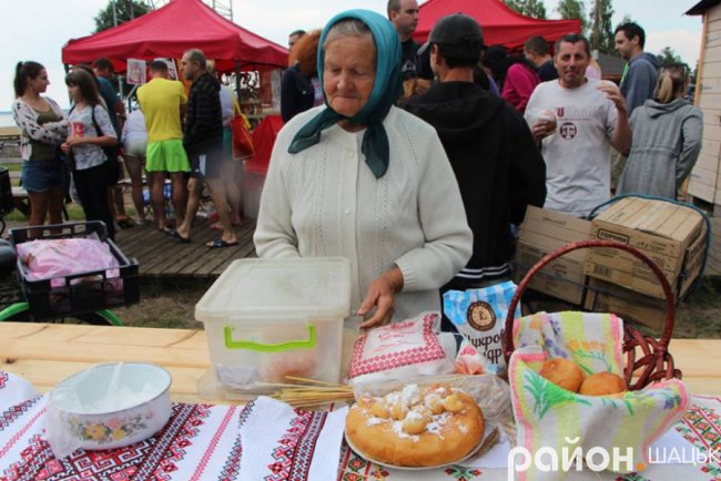 Повідомили, скільки господинь готували пончики для фестивалю на Світязі