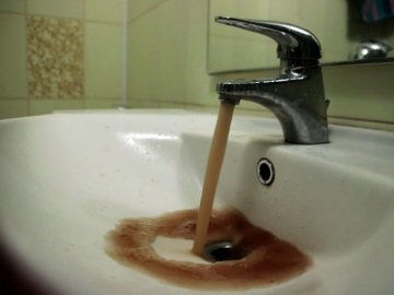 У Любомлі з кранів кілька днів тече брудна вода