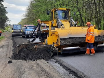 На автодорозі Луцьк – Ківерці завершують облаштування узбіч: водіїв закликають бути обережними. ФОТО