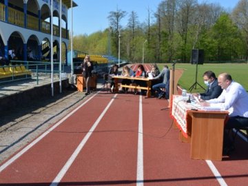 Ще одна рада на Волині влаштувала сесію на стадіоні