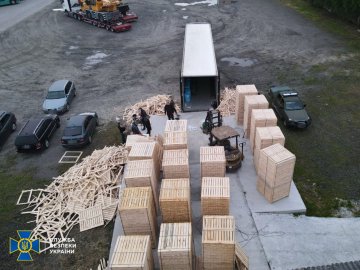 На Волині СБУ затримала автівку з контрабандним лісом та цигарками. ФОТО, ВІДЕО