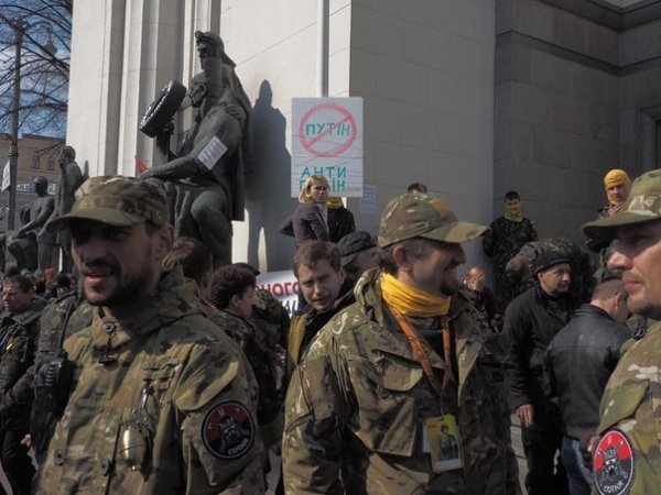 «Правий сектор» під Радою вимагає люстрації Авакова. ФОТО