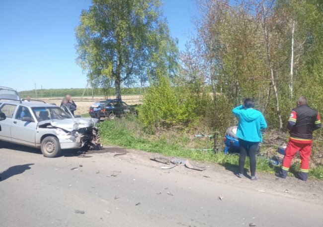 На Волині автомобіль зіткнувся з трактором: 53-річного водія госпіталізували. ФОТО