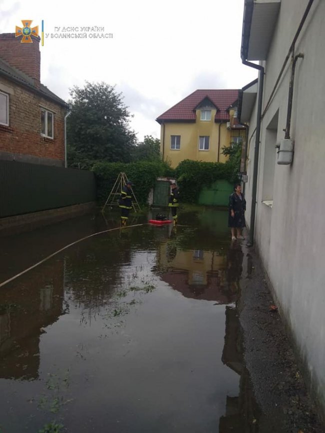 У Луцьку внаслідок негоди підтопило дев`ять вулиць та чотири медзаклади. ВІДЕО
