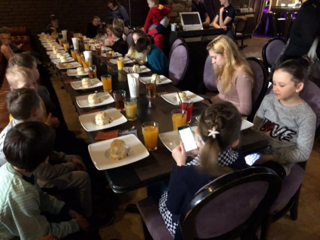 Квіти, подарунки і щира розмова: «Побратими України» влаштували свято дружинам волинських Героїв