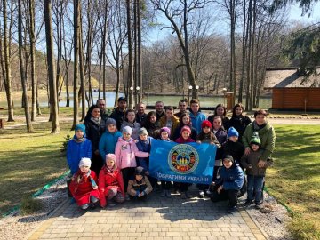 «Побратими України» організували поїздку до ботанічного заказника для діток з притулку
