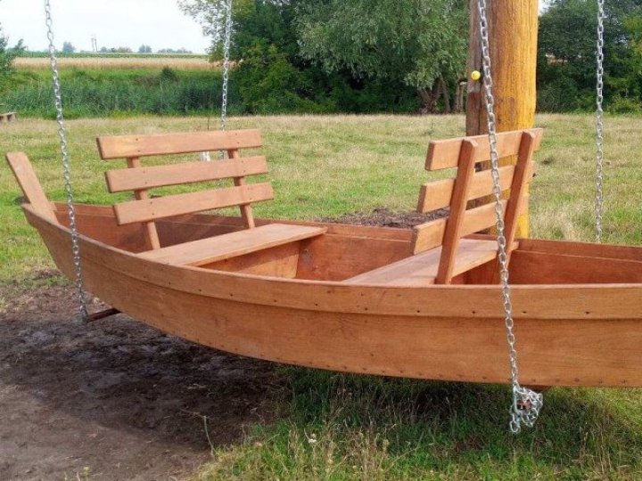 Волинянин у рідному селі встановив гойдалку заввишки 14 метрів, яка може потрапити до книги рекордів України