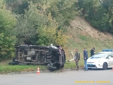 У Луцьку авто знесло стовп і перекинулося. ФОТО