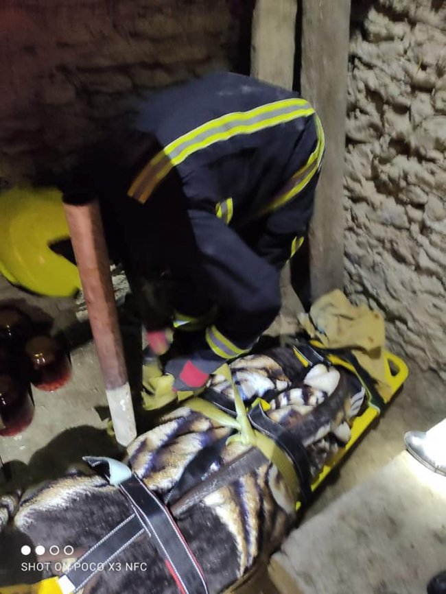 На Рівненщині чоловік упав у погріб глибиною три метри, довелось викликати медиків та рятувальників. ФОТО