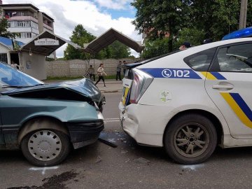 Легковик у Луцьку врізався в поліцейську машину