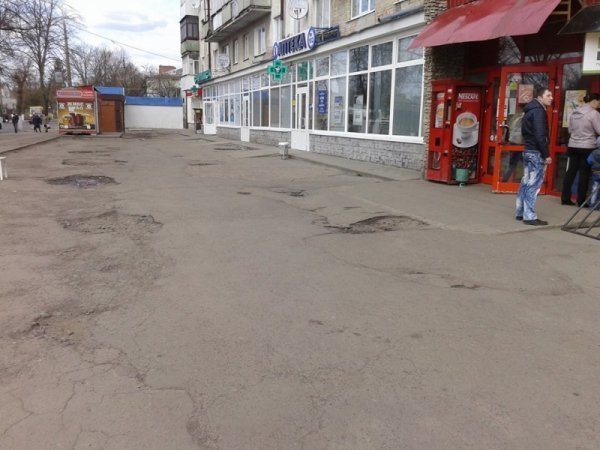 У Луцьку ведуть активну боротьбу зі стихійною торгівлею та рекламою на вулицях міста. ФОТО