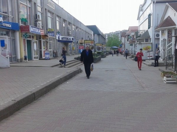 У Луцьку ведуть активну боротьбу зі стихійною торгівлею та рекламою на вулицях міста. ФОТО