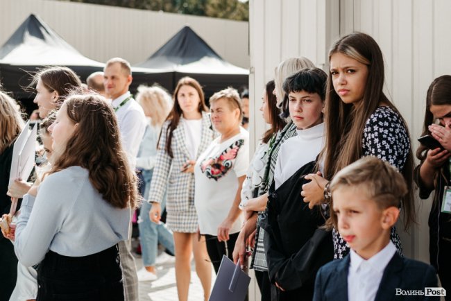 У новій локації і… з котом: як в інноваційній луцькій школі «ThinkGlobal» 1 вересня відзначали. ФОТО* 