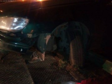 Нічна аварія в Луцьку: водій заснув, авто знесло паркан