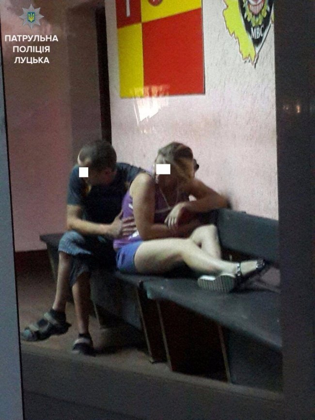 П’яна мати та візок, залитий алкоголем: у Луцьку затримали нетверезу компанію з немовлям