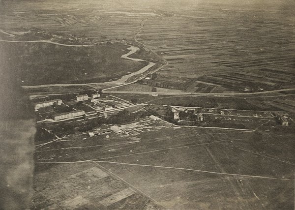 Казарми на теперішній вулиці Стрілецькій у 1917 році. Зображення з книги «Луцьк у старовинній листівці, гравюрі та фотографії» Віктора Літевчука