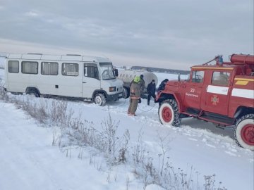 На Волині рятувальники відбуксирували зі снігового намету пасажирський автобус