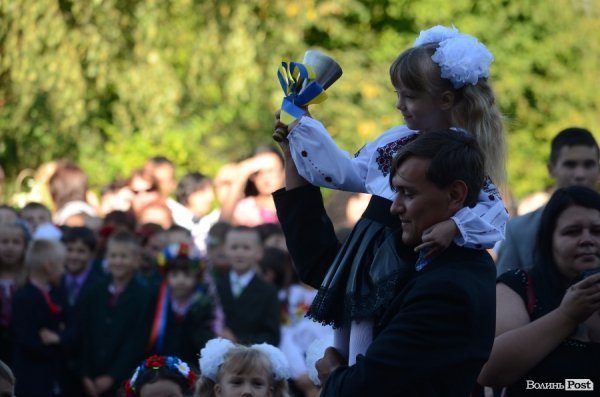 Перший дзвоник у луцьких школах. ФОТОРЕПОРТАЖ