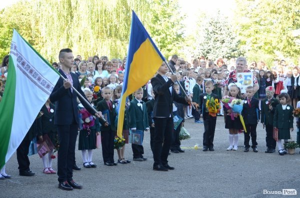 Перший дзвоник у луцьких школах. ФОТОРЕПОРТАЖ
