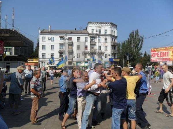 На Дніпропетровщині націоналісти побилися з комуністами. ФОТО