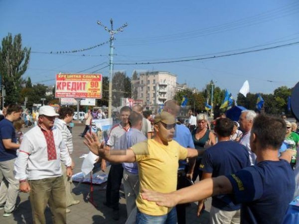 На Дніпропетровщині націоналісти побилися з комуністами. ФОТО