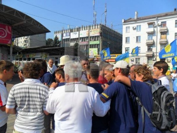 На Дніпропетровщині націоналісти побилися з комуністами. ФОТО