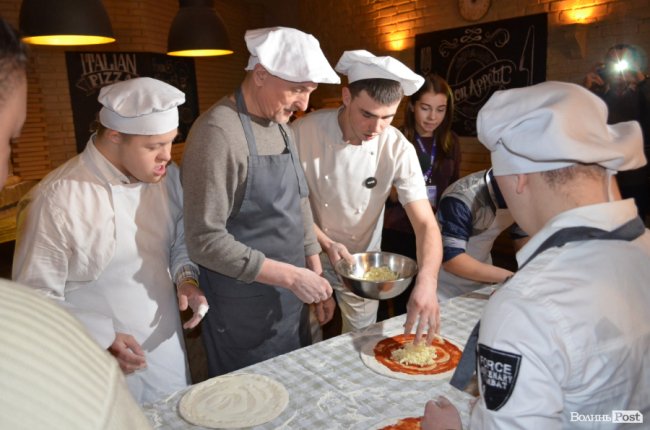 Як Савченко з особливими дітками піцу робив. ФОТО