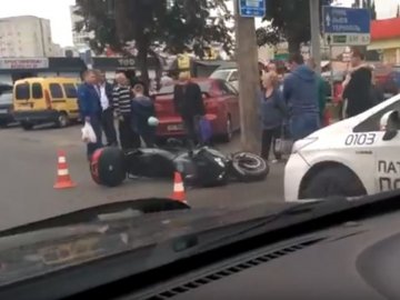 Аварія у Луцьку: «беха» протаранила мотоцикл. ВІДЕО